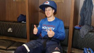 nathan-mackinnon-bighat.jpg