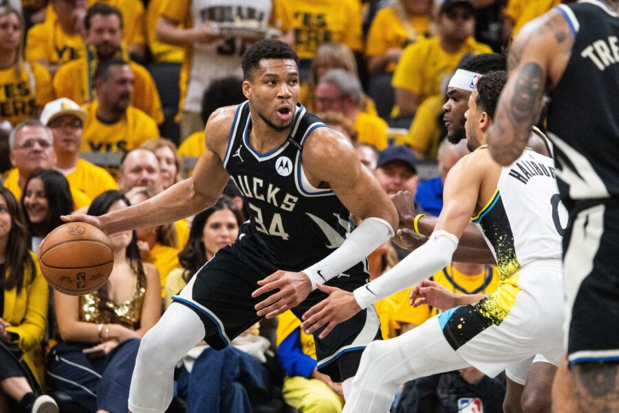 Giannis-Antetkounmpo1-900x601.jpg